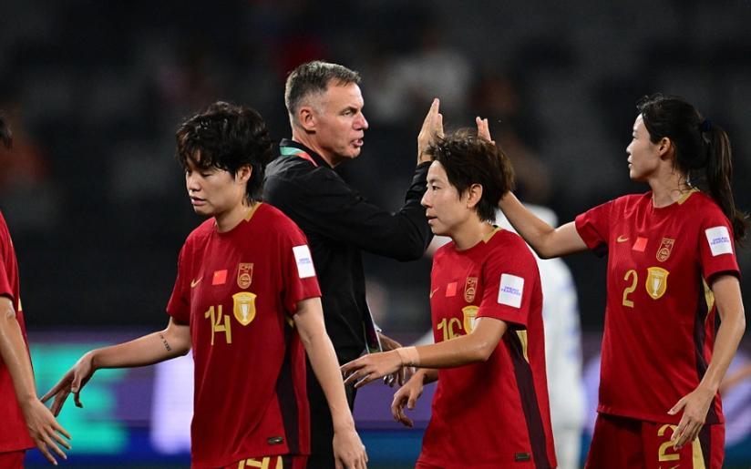 开云娱乐app安全登录-率队进世界杯！曝中国女足洋帅仍可能遭解雇，续约门槛曝光引热议