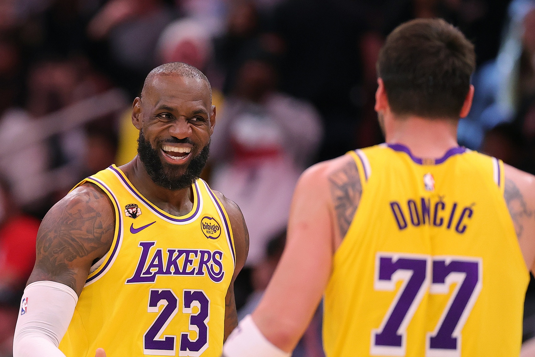 开云app安全认证-41岁14中13！球权使用率生涯新低&amp;防守拉满 老詹复出后湖人真滴强